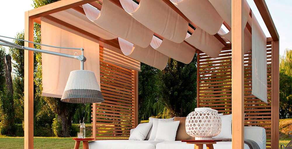 pergolado de madeira com cobertura de tecido