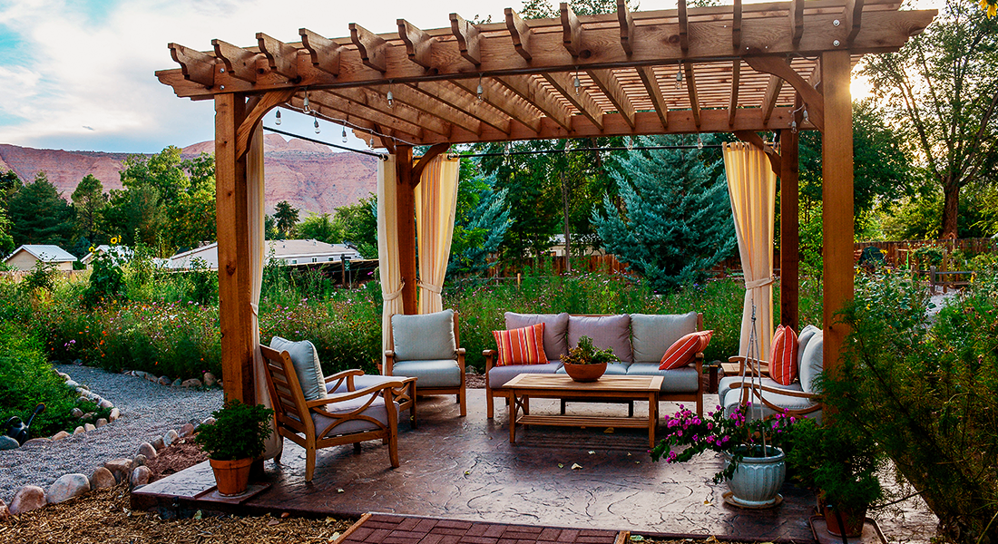 pergolado de madeira para jardim