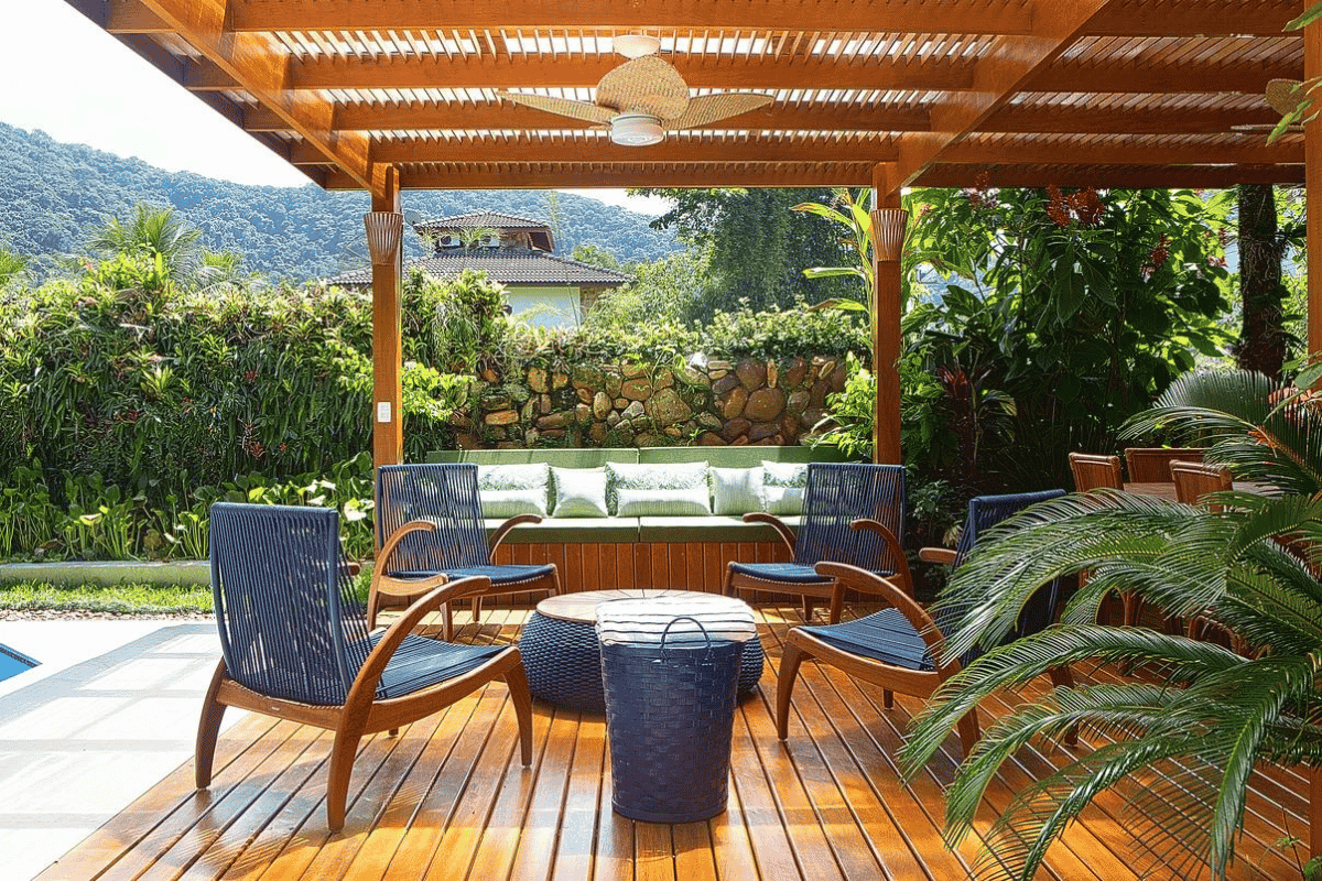 pergolado de madeira em casa