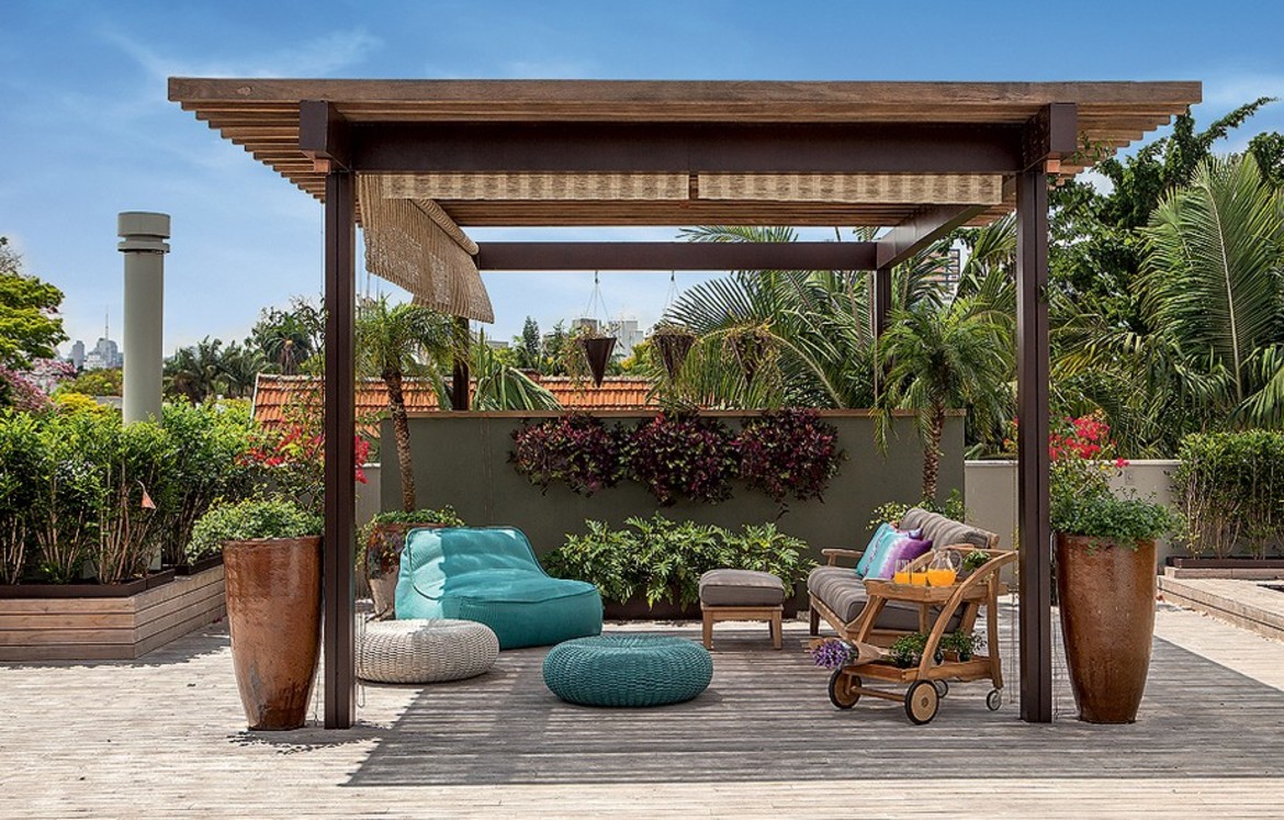 pergolado de madeira em sua área externa