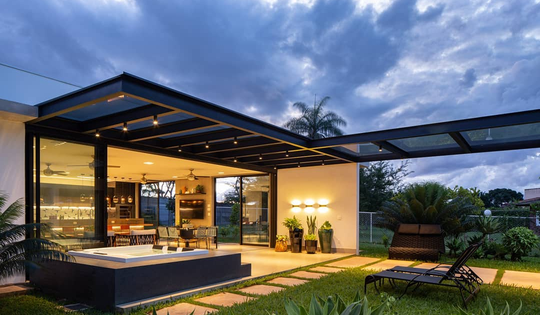 espaço gourmet com pergolado de madeira