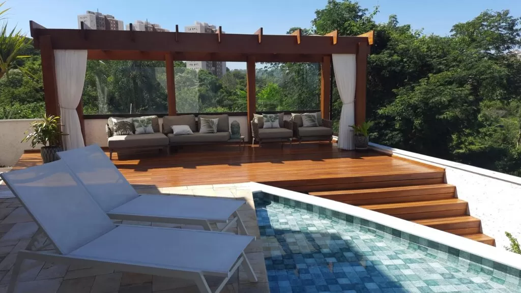 pergolado de madeira no jardim