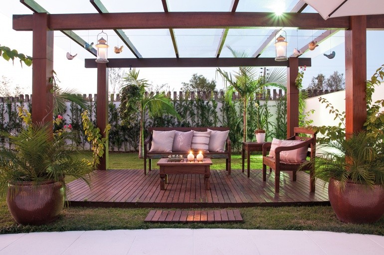 jardim com pergolado de madeira