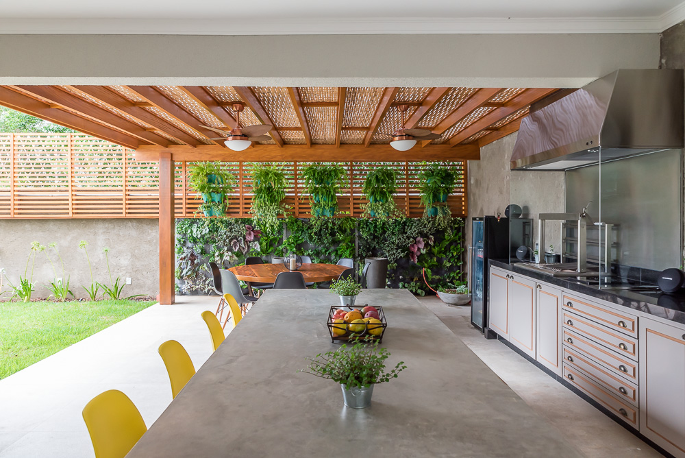 Churrasqueira com Pergolado de Madeira