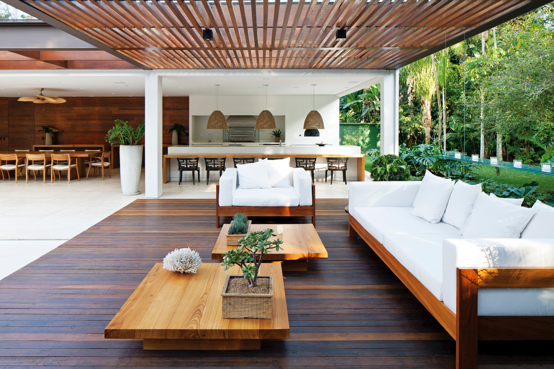 terraço gourmet com pergolado de madeira