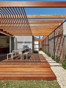 deck de madeira e pergolado