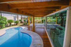 deck de madeira com pergolado