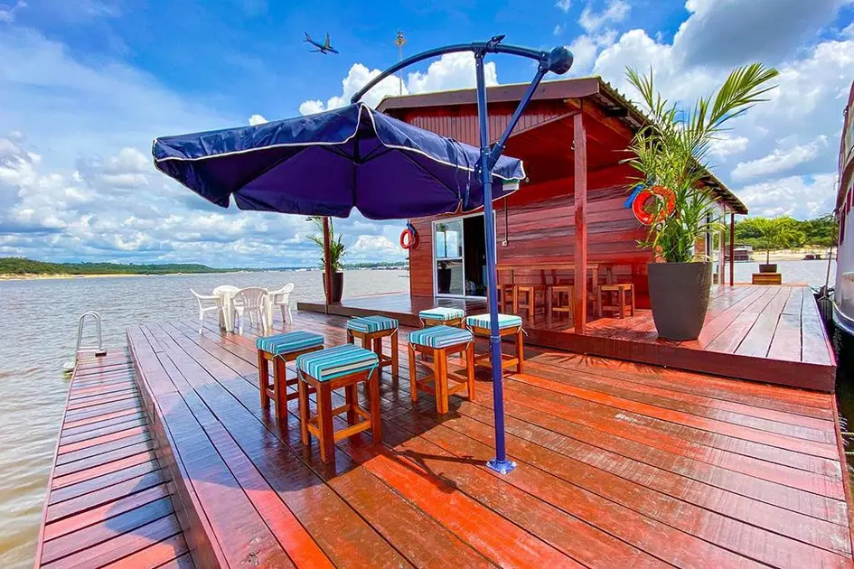 deck de madeira flutuante