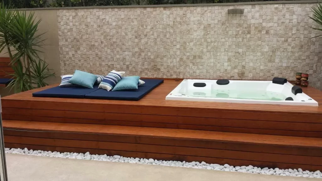 deck de madeira para jacuzzi