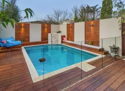 deck de madeira para piscina