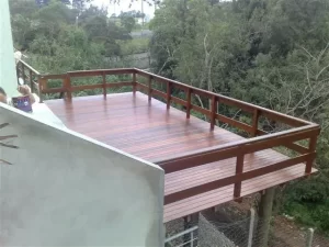 deck suspenso com pergolado