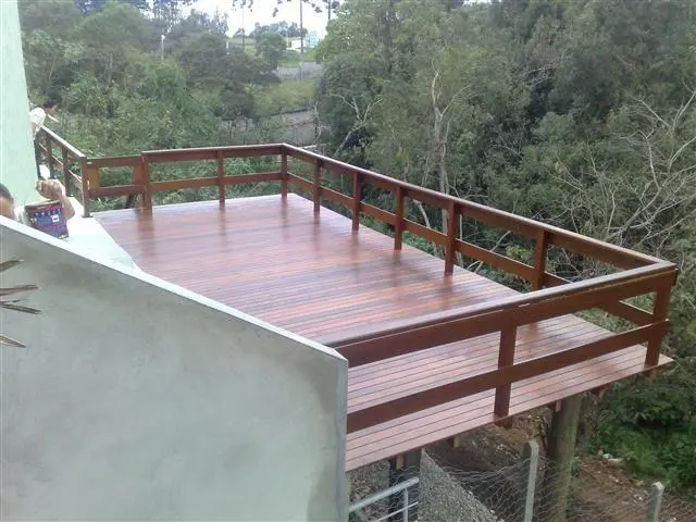 deck suspenso com pergolado