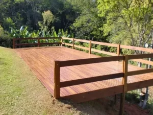 estrutura deck de madeira suspenso