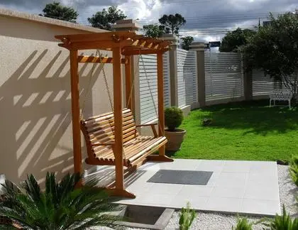 pergolado de madeira com balanço