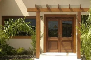 pergolado na frente da porta