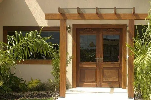 pergolado na frente da porta