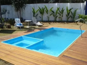 borda de piscina com deck de madeira