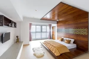 painel de madeira atras da cama