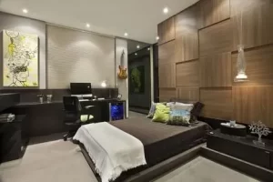 painel de madeira no quarto
