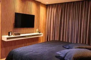 painel de madeira ripado para quarto