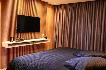 painel de madeira ripado para quarto