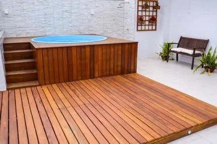 piscina de caixa d'água com deck de madeira