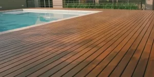 piso que imita deck de madeira para piscina