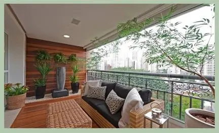 sacada com deck de madeira