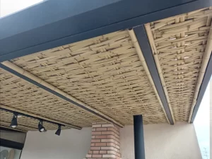 pergolado de madeira com forro de bambu