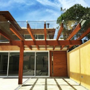 cobertura de madeira para porta de entrada