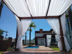 pergolado de madeira com cobertura de tecido