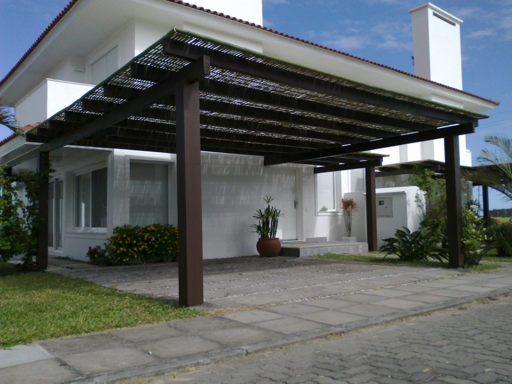 pergolado de madeira na garagem