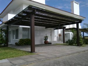 pergolado de madeira na garagem