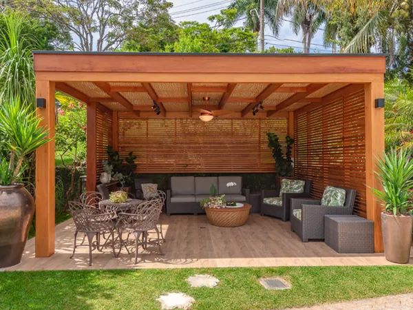 pergolado de madeira tratada