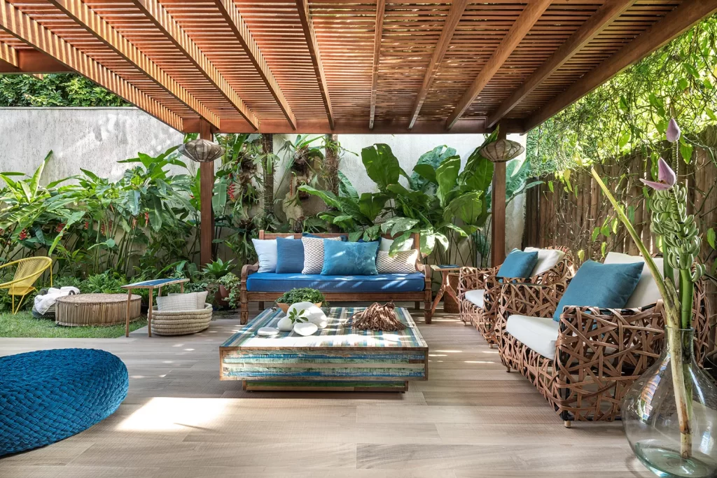 pergolado com piso de madeira