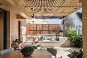 pergolado de madeira em apartamento