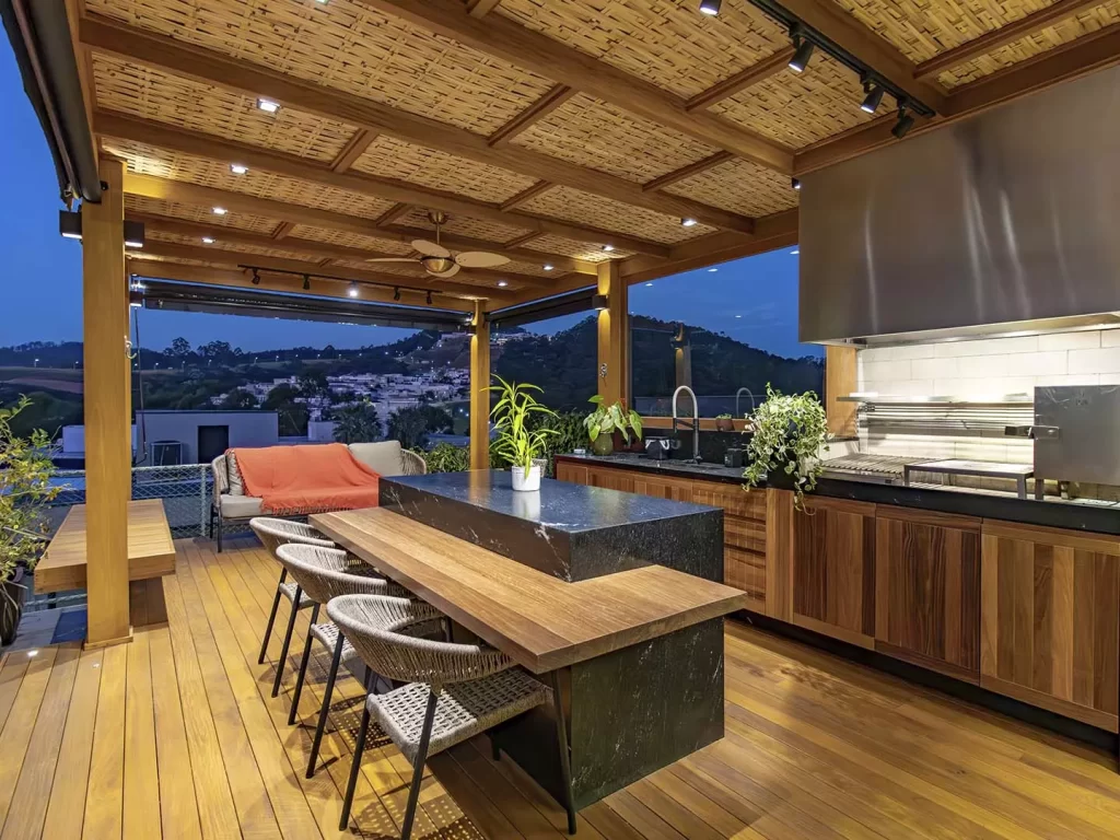 espaço gourmet com pergolado de madeira