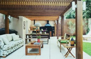 Churrasqueira com Pergolado de Madeira