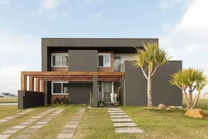 porta de entrada com pergolado de madeira