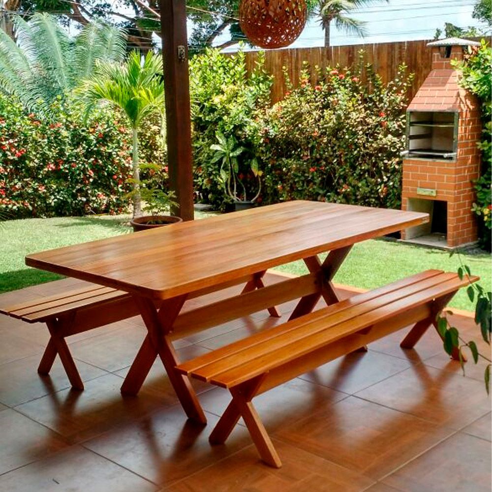 mesa e bancos de madeira